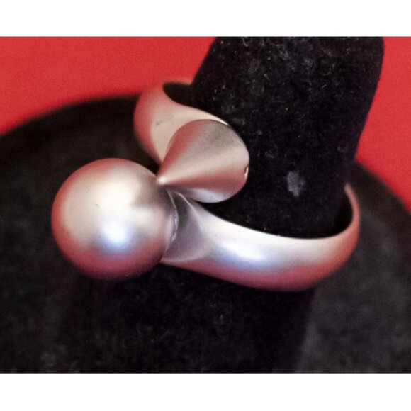 Size 8, Vintage Abstract Unique Silver Tone Ring - F33 - Picture 2 of 3